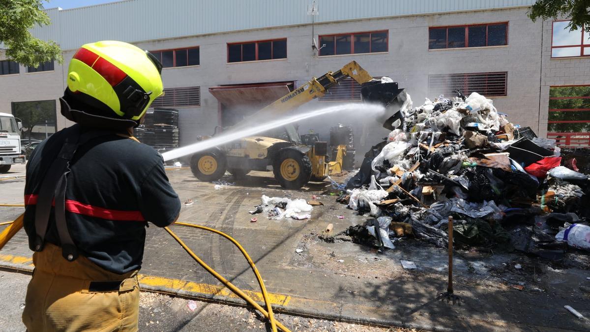 Incendio de una nave industrial del Parque Empresarial de Elche