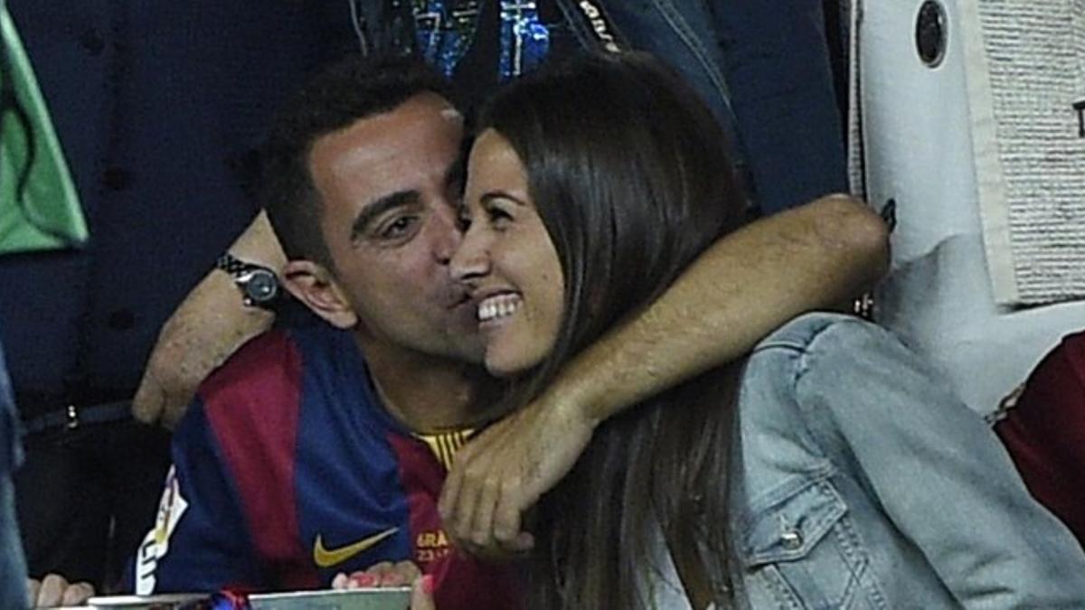 Xavi Hernández y su mujer, Núria Cunillera, celebrando la Liga 2014-2015 en el Camp Nou.