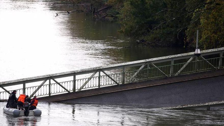 Un muerto y varios desaparecidos por el derrumbe de un puente en Francia