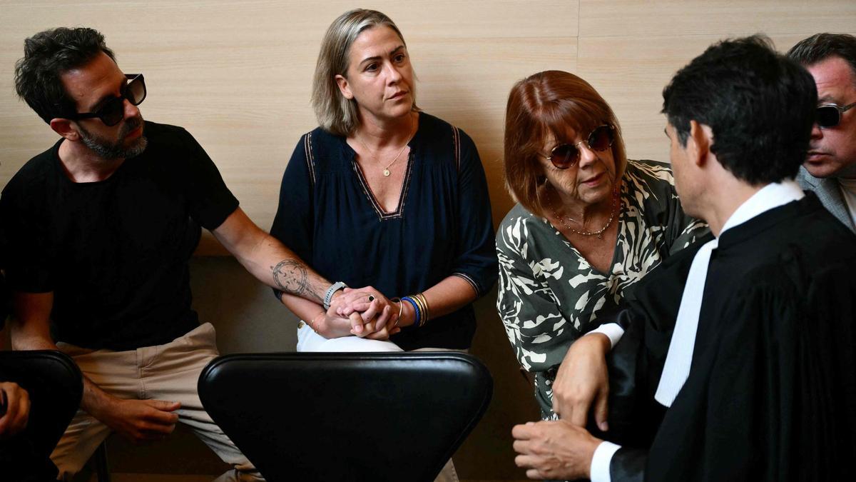 Caroline Darian, junto a Gisèle Pélicot, en el juicio que se celebra en Francia contra su padre