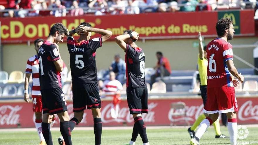 Los jugadores del Reus se lamentan al final del partido ante el Granada.