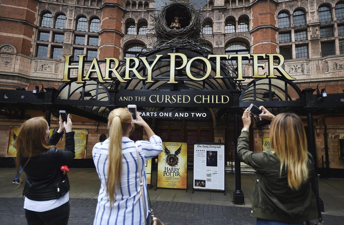 Exterior del teatro londinense que acoge la obra 'Harry Potter y el legado maldito'.
