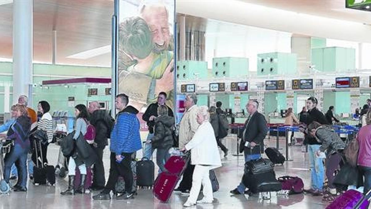 Cola de pasajeros en la terminal 1 de El Prat, el pasado miércoles.