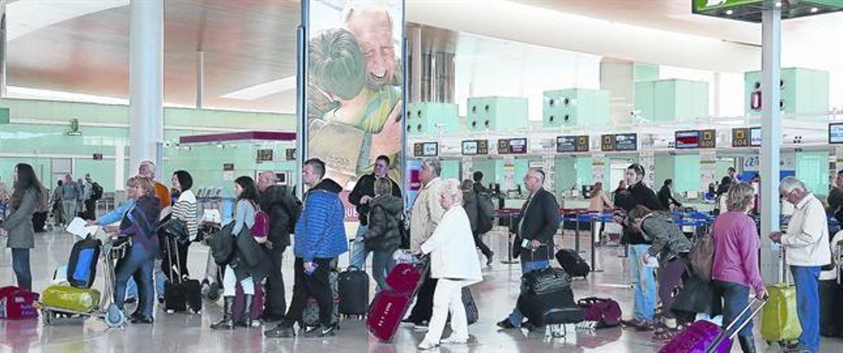 Cua de passatgersa la terminal 1 del Prat, dimecres passat. Cua de passatgersa la terminal 1 del Prat, dimecres passat.