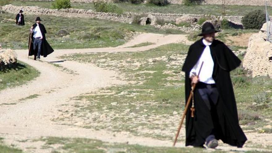 una tradición de hace más de cinco siglos. Los doce «Pelegrins» de Portell caminaron ayer hasta Sant Pere de Castellfort y los jóvenes no contaron con ningún acompañante. La comitiva la encabezaba la cruz y le seguía el párroco que acompaña el recorrido y los cantores. f j. tena