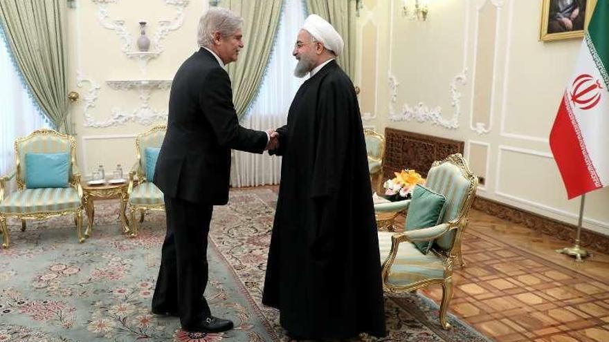 El presidente iraní, Hassan Rohani, recibe a Dastis en Teherán. // AFP