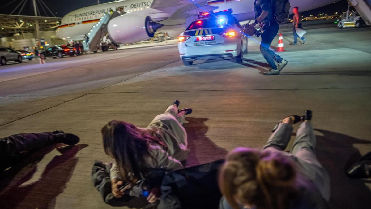 Las alarmas antiaréas provocaron el pánico momentos en el aeropuerto de Tel Aviv.
