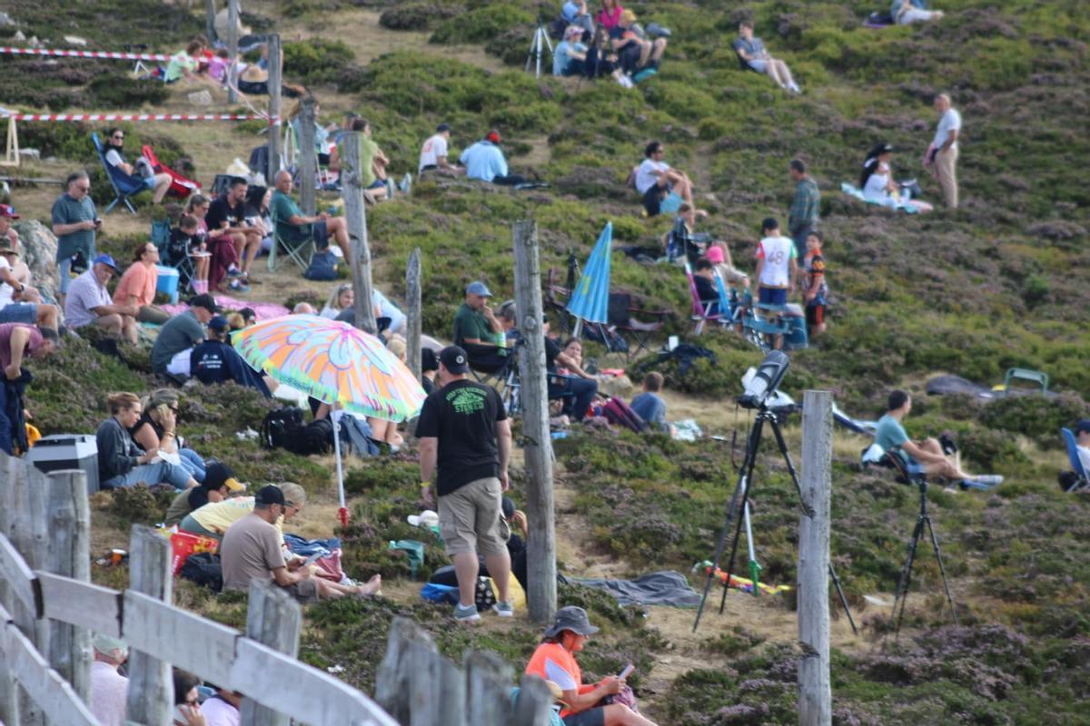Así se vive el eclipse desde la estación de Pajares: cientos de personas ven sin problemas el esperado evento astronómico, "es increíble"