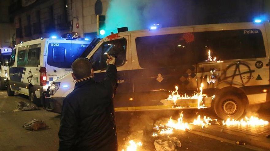 Llibertat sota fiança per als anarquistes acusats de cremar una furgoneta de la Guàrdia Urbana de Barcelona