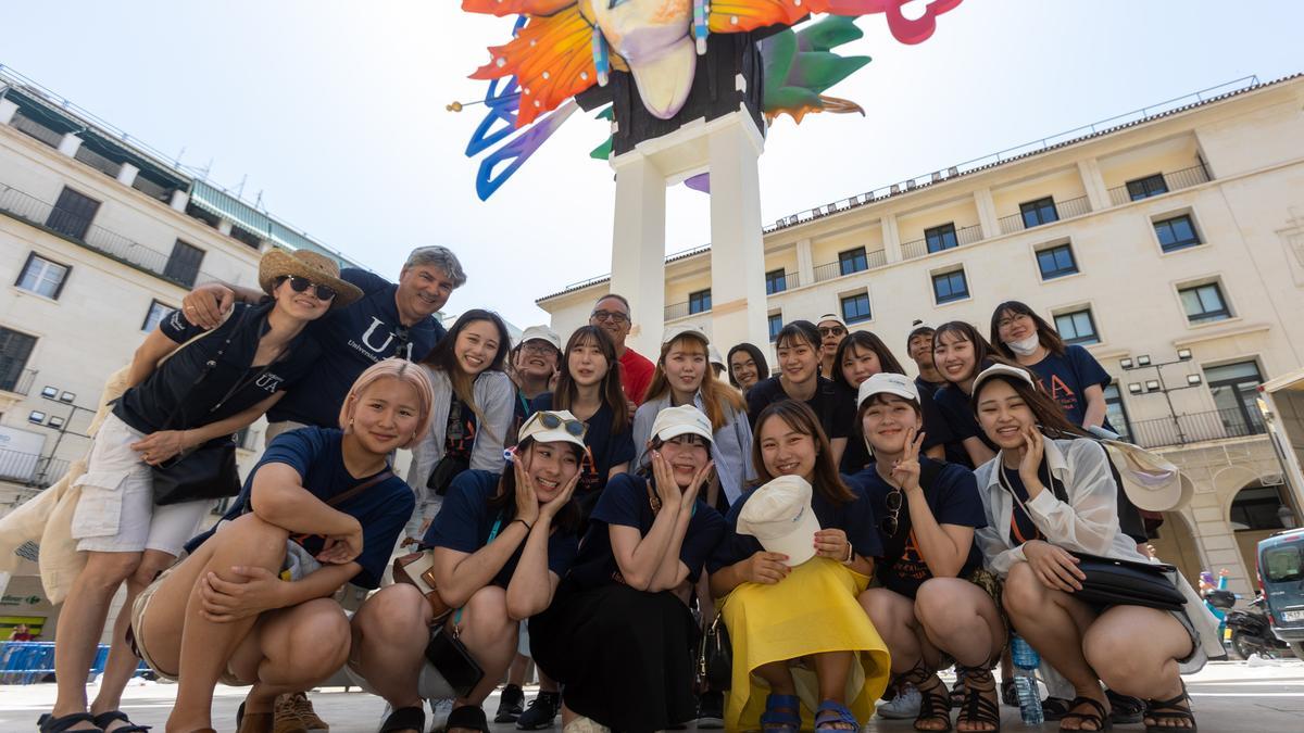 Estudiantes japoneses que aprenden español en la UA, con los responsables del Centro Superior de Idiomas en la Hoguera Oficial