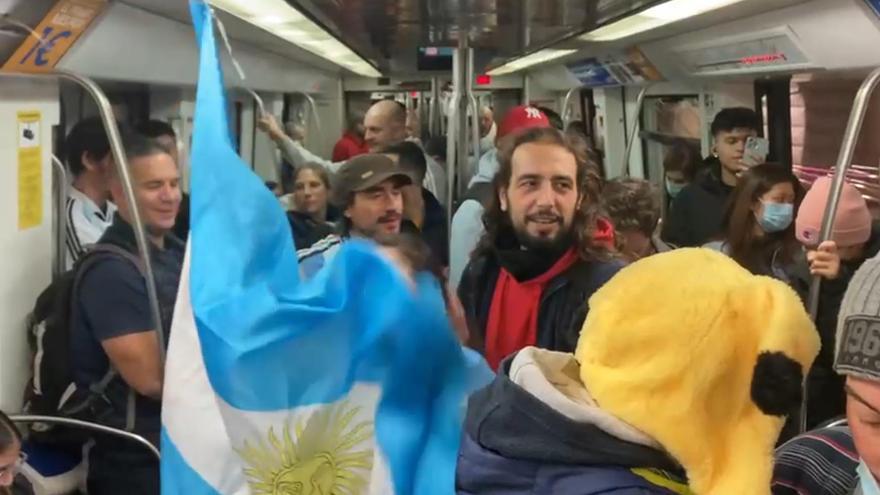 Ambiente en la línea roja del metro de Barcelona, con aficionados que se dirigen a Arc de Triomf.