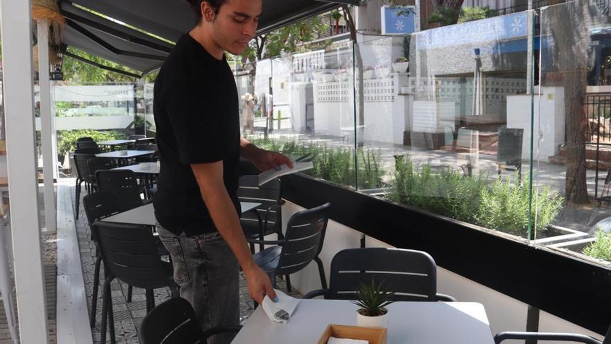 Un cambrer para la taula d'una terrassa de Platja d'Aro