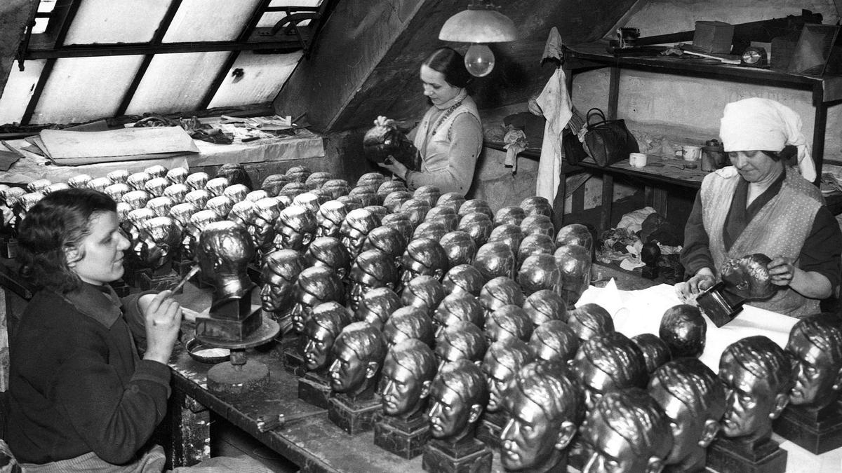 Mujeres alemanas trabajando en pequeños bustos de Hitler para contribuir al culto al líder nazi.