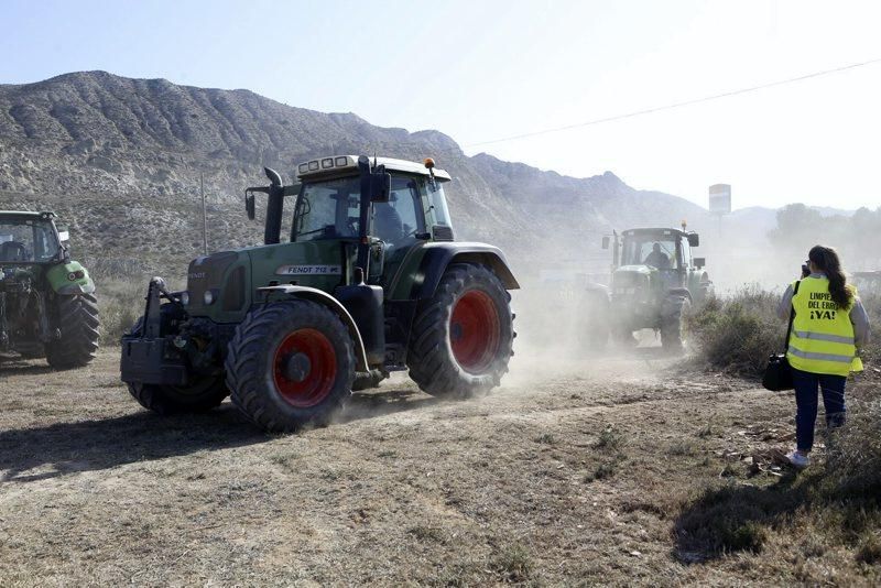 'Tractorada' por la limpieza del río Ebro