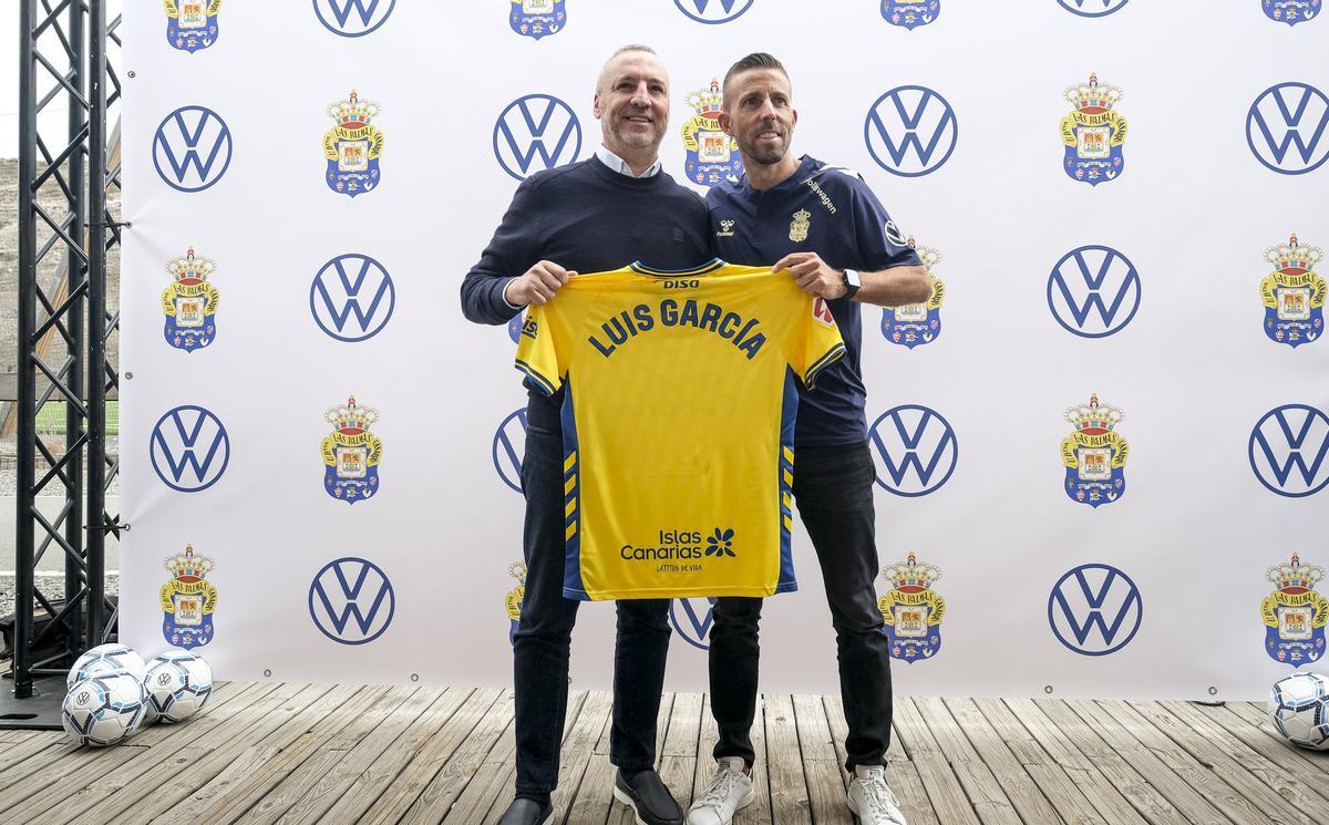 Ramírez posa con Luis García Fernández, el pasado julio, en la presentación del técnico ovetense.