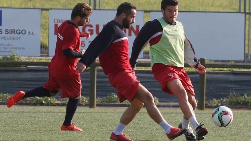 Omar Sampedro y Samuel disputan un balón en un entrenamiento de esta semana.