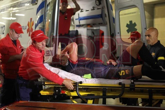 Puyol abandonó el estadio Da Luz rápidamente