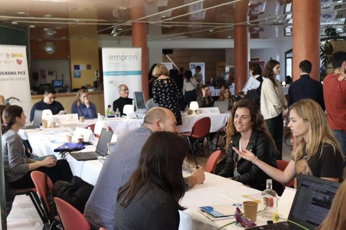 Es recomendable llevar el currículum en versión de una página, dos páginas y pdf, además de un pequeño pitch con el que presentar nuestro perfil.