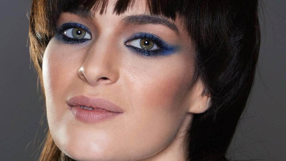 Recupera la sombra de ojos azul, la tendencia más nostálgica de esta primavera