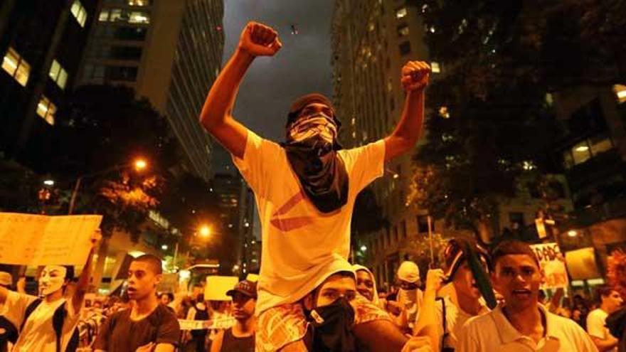 Unos manifestantes protestan en Río de Janeiro.