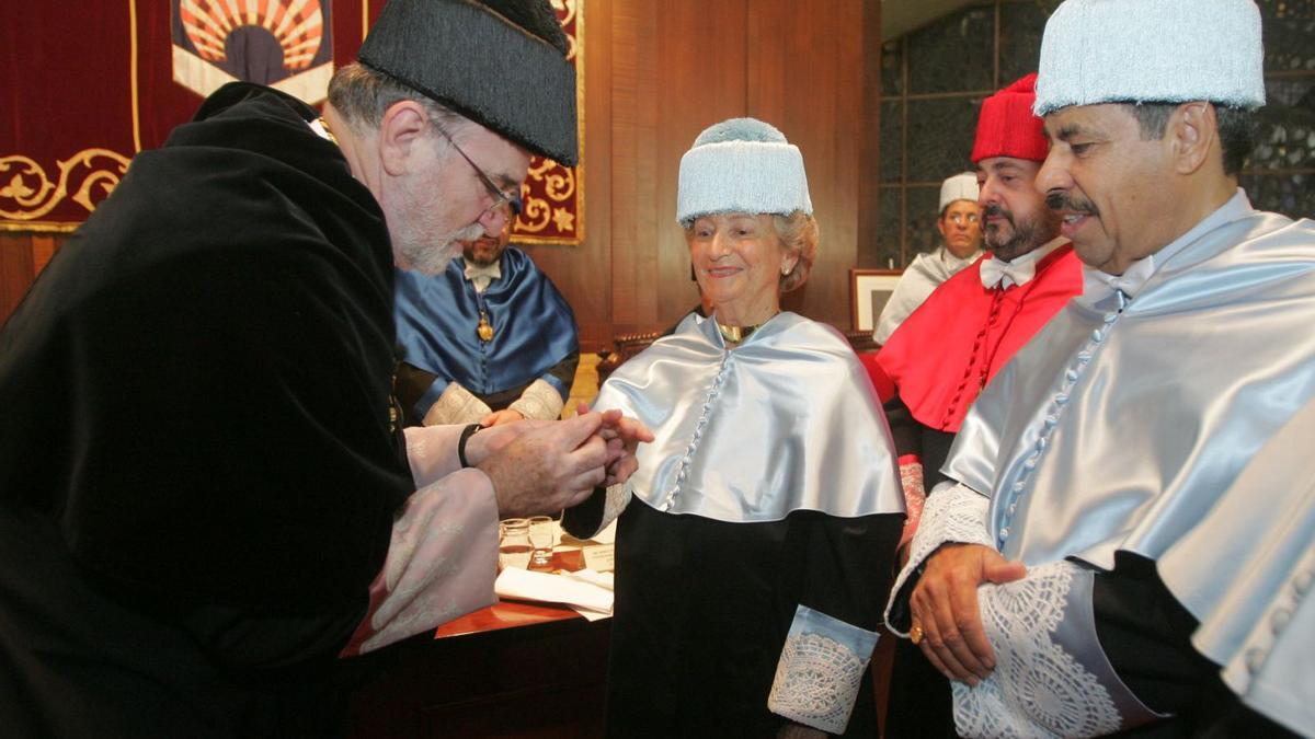 Pilar Citoler es investida Doctora Honoris Causa por la UCO en el 2013, por el rector José Manuel Roldán.