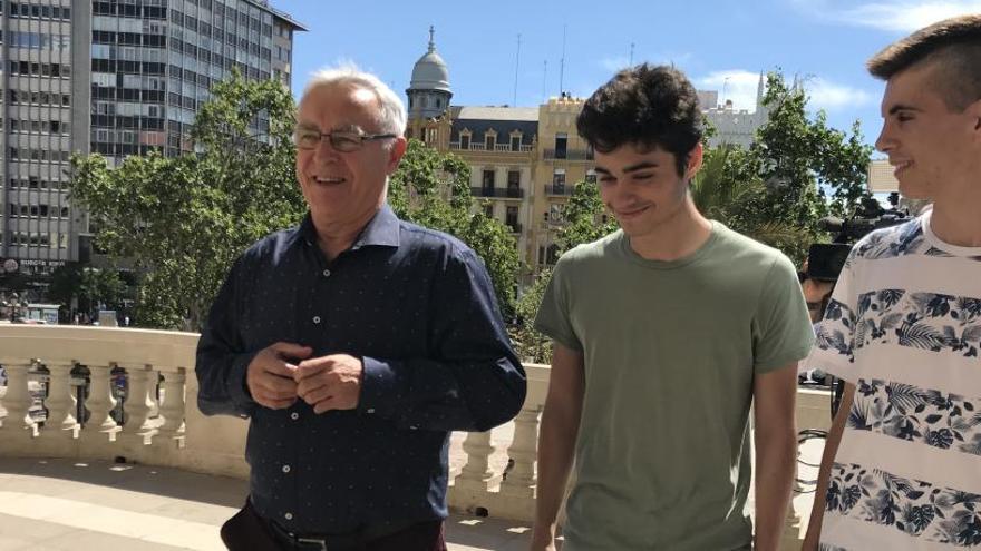 Dos jóvenes de Benicalap, visitantes medio millón al balcón del ayuntamiento