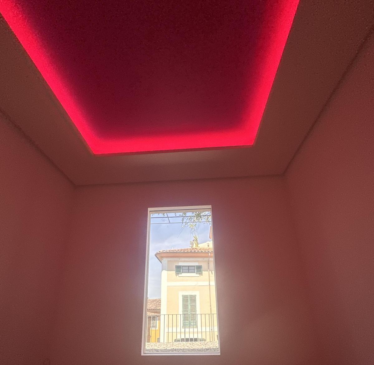 Unter der Installation "Haiku del alba" von José Maria Yturralde schreitet man die Treppen zu der Ausstellung "Yves Klein - Un poco de infinito" umhoch