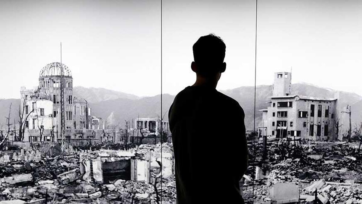 Un joven visitante del Peace Memorial Museum de Hiroshima observa una imagen de la destrucción que causó la bomba Little boy en 1945.