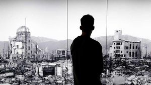 Un joven visitante del Peace Memorial Museum de Hiroshima observa una imagen de la destrucción que causó la bomba Little boy en 1945.