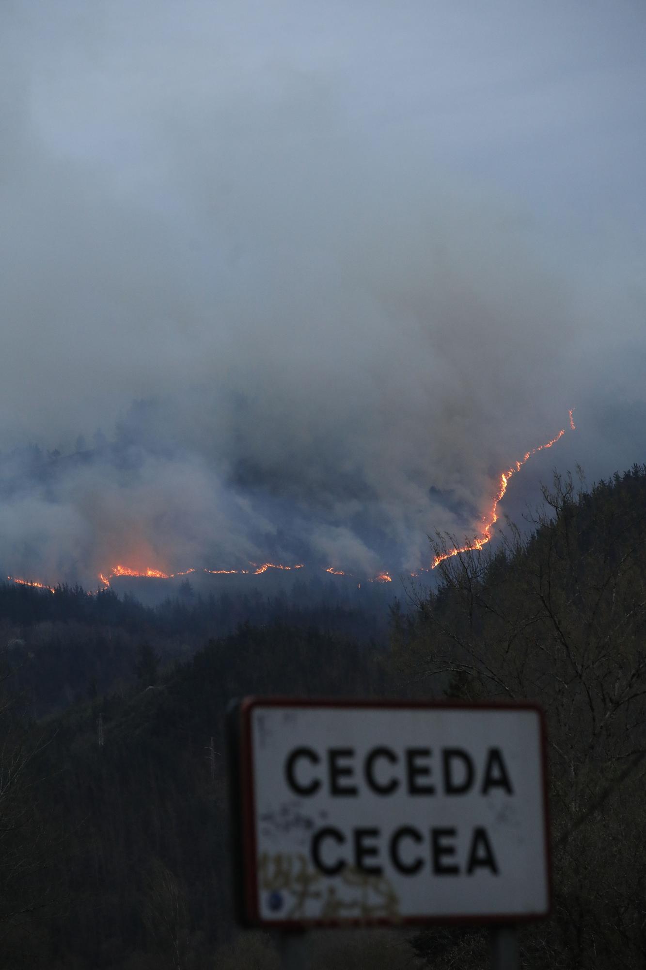 El incendio del monte de Carancos visto desde Ceceda