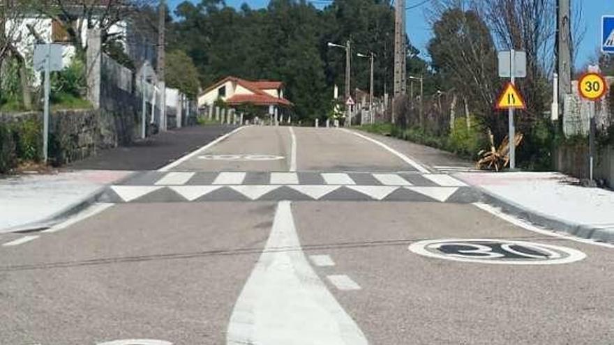 Uno de los pasos elevados que los vecinos piden rebajar. // D.B.M.