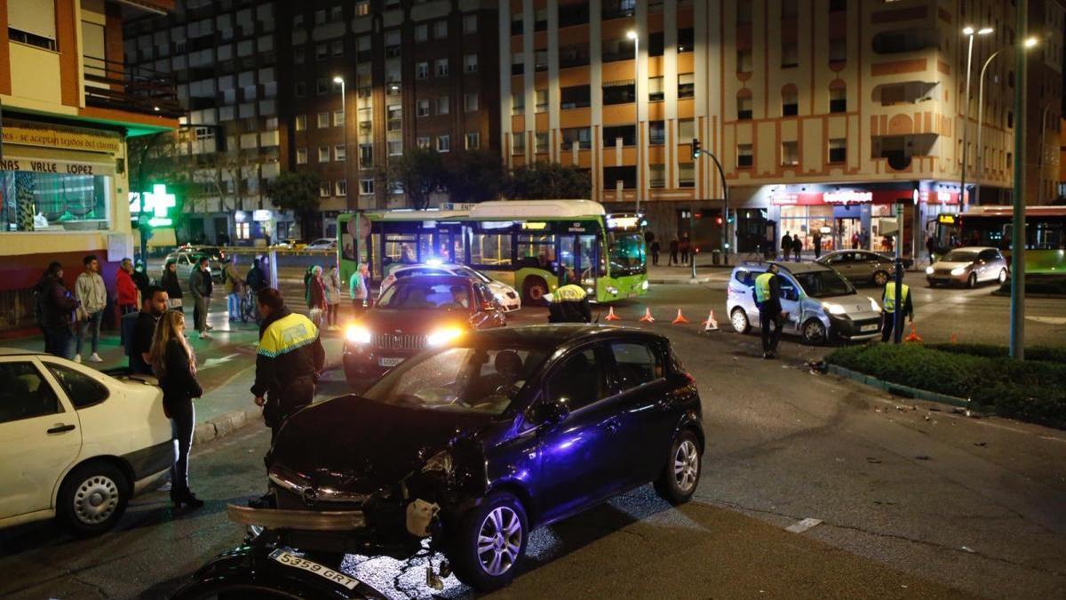 Una mujer herida leve en una colisión de dos coches en la avenida del Aeropuerto