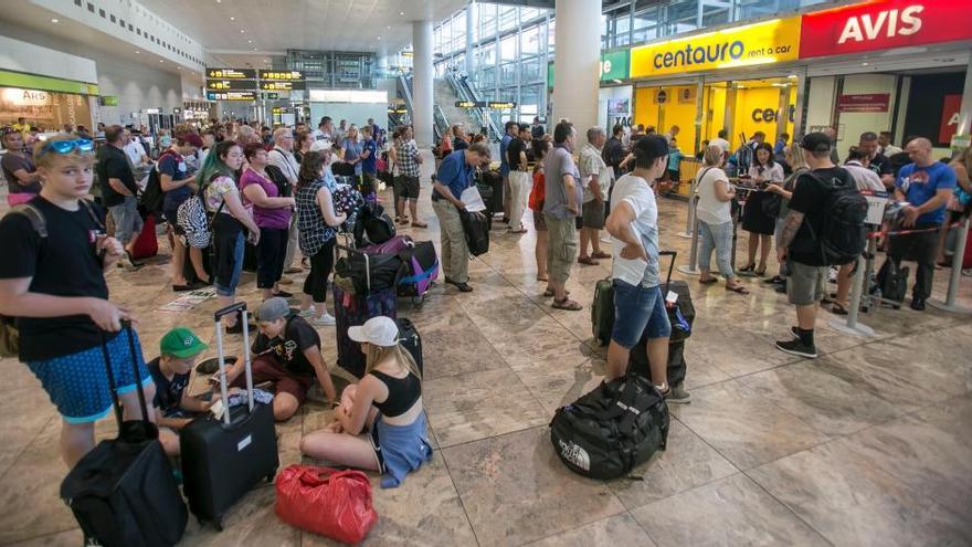 El aeropuerto programa 4,6 millones de plazas y 30.000 vuelos en la temporada baja