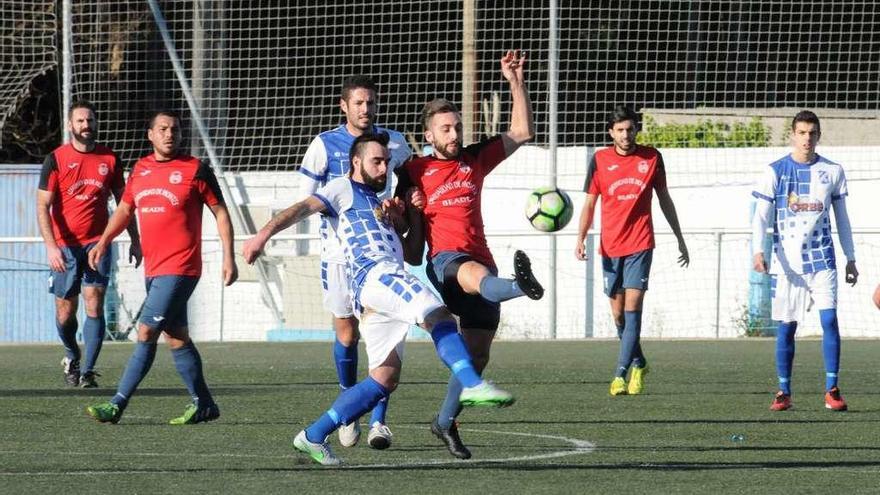 Un jugador del San Miguel y otro del San Esteban luchan por el balón en el partido de ayer. // Eugenio Álvarez