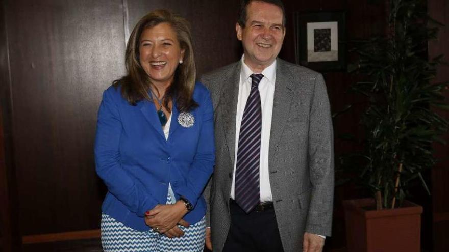 Teresa Pedrosa y Abel Caballero durante la reunión mantenida ayer en alcaldía. // R. Grobas