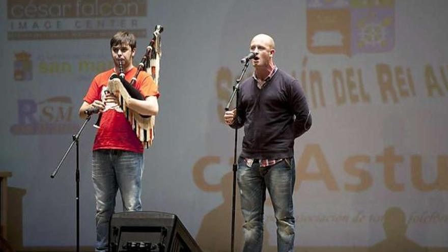 Borja Fernández canta junto al gaitero Pablo Carrera.