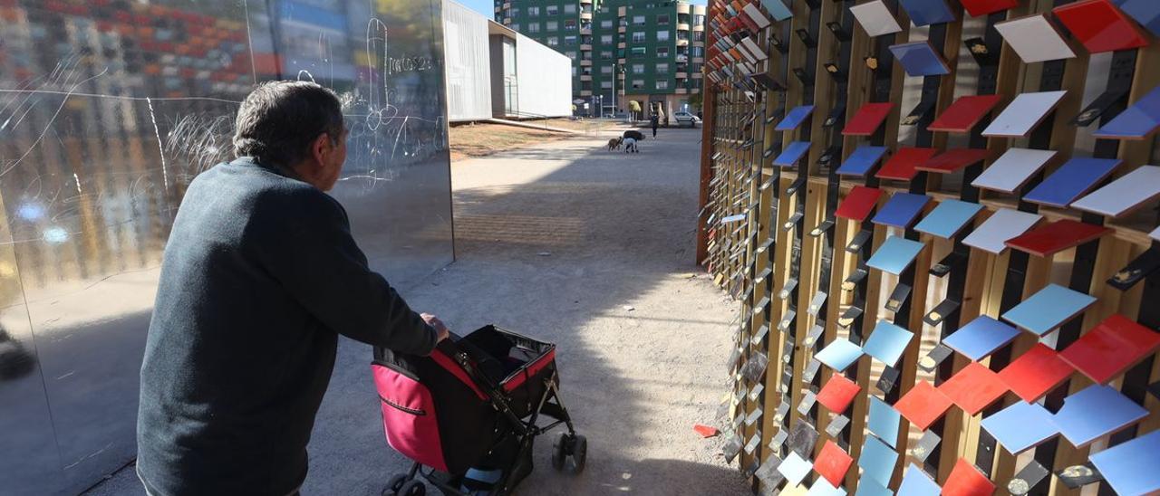 El alcalde de Vila-real, José Benlloch, asegura que se restaurará la escultura con cerámica de la BUC que ha sido destrozada.