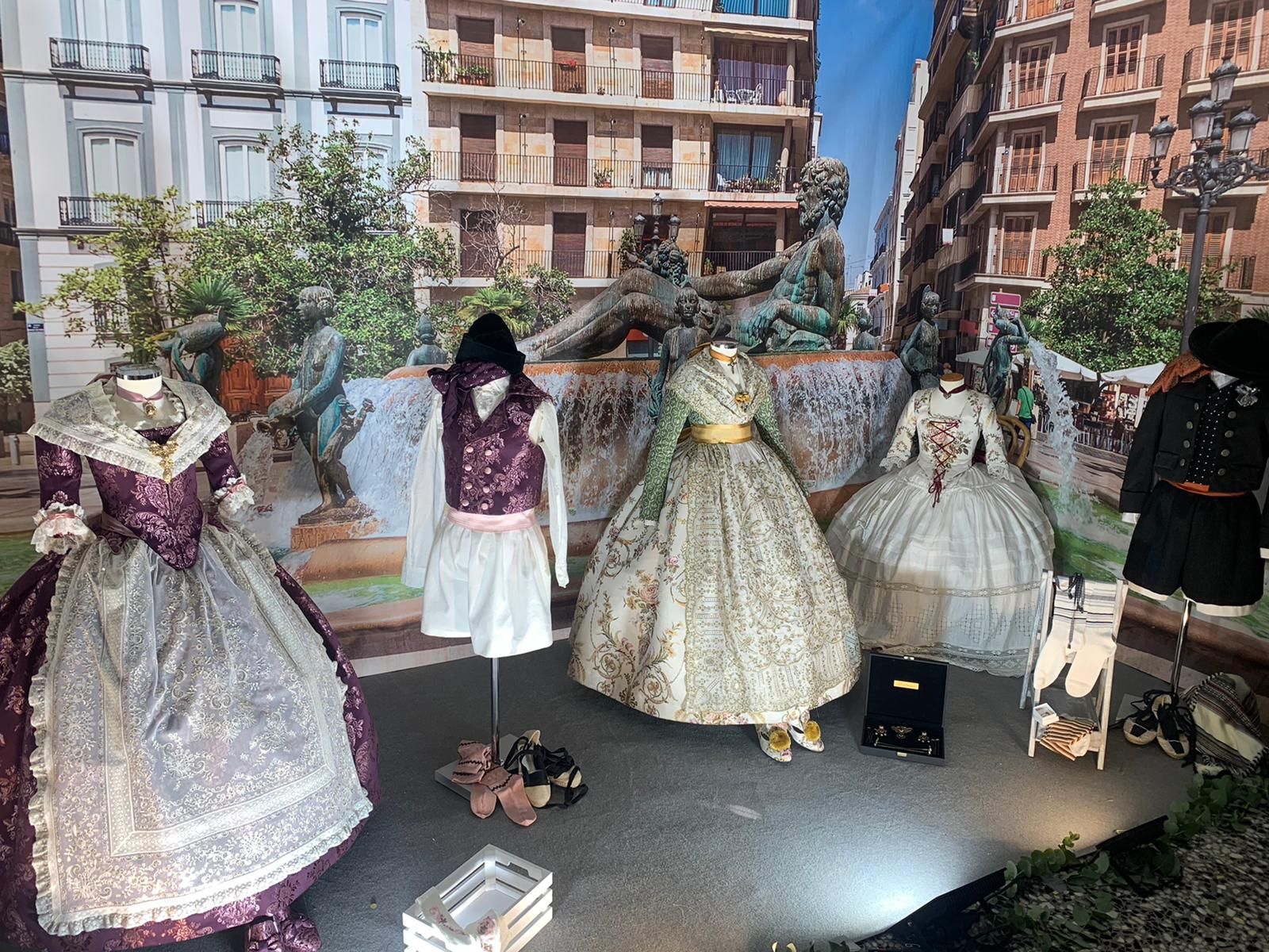 Una costumbre que pervive: exposicón de trajes Fallas 2022 en el Barrio Beteró