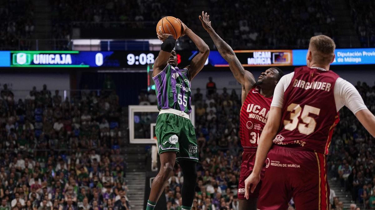 Kendrick Perry lanza a canasta ante la defensa de Dylan Ennis en un Unicaja-UCAM Murcia.