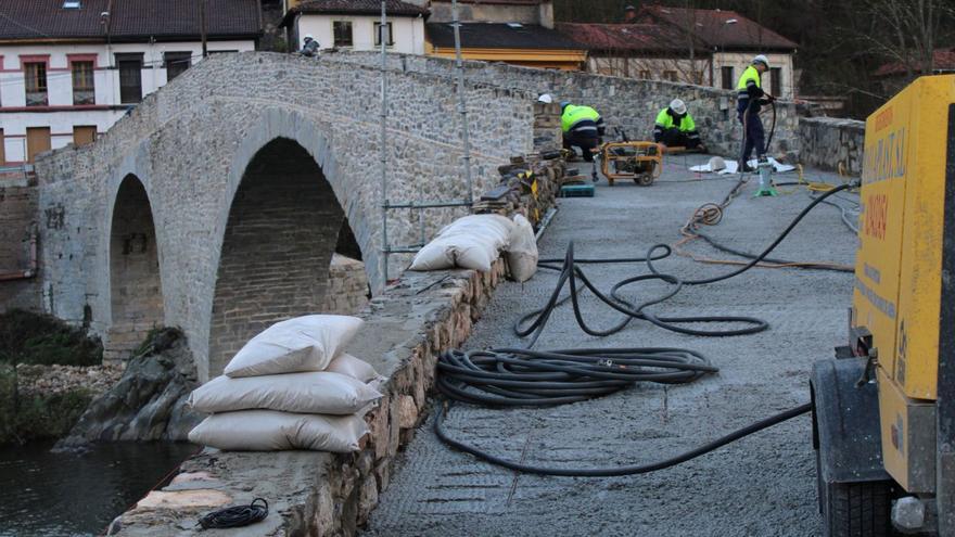 El restaurado paso medieval de Puente d’Arcu quedará cerrado a los coches que no sean del pueblo