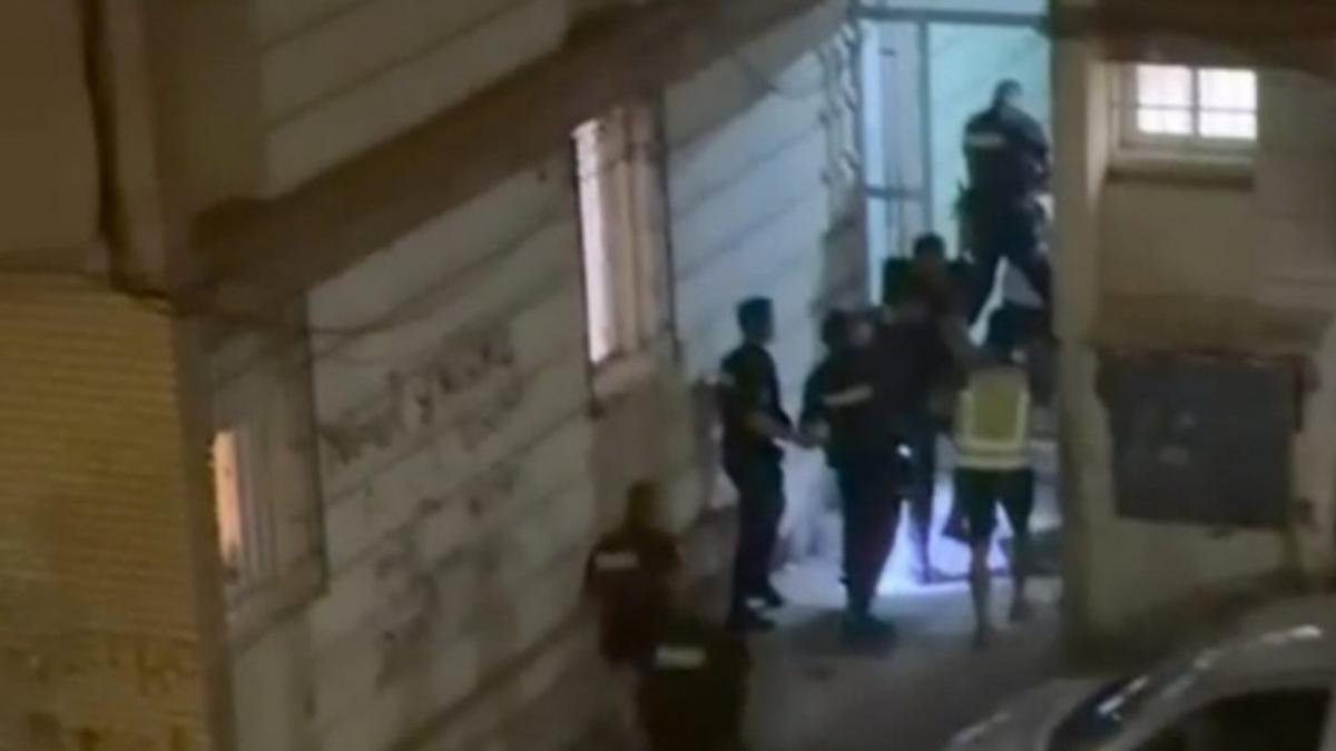 Momento en el que la Policía entra en la casa de La Paz donde se escondía el prófugo.