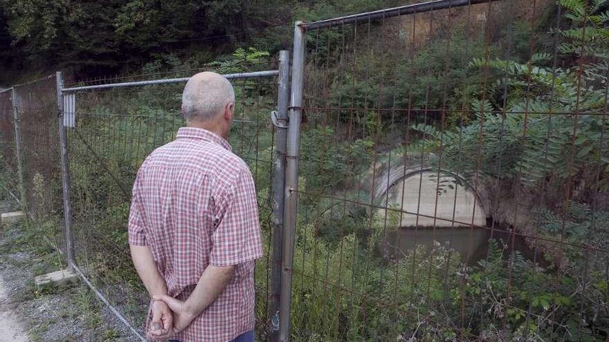 Un vecino de Bueño, observando un tramo de colector inutilizado desde hace casi una década.