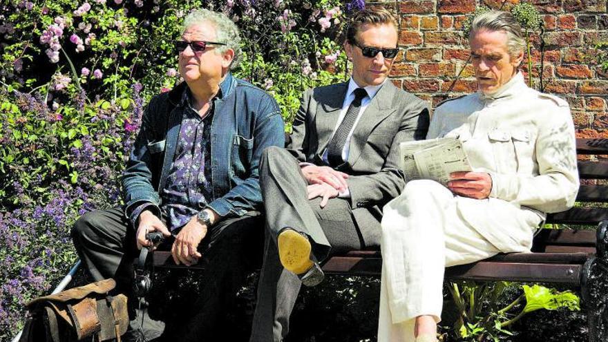 Jeremy Thomas con Tom Hiddleston y Jeremy Irons, de izquierda a derecha.