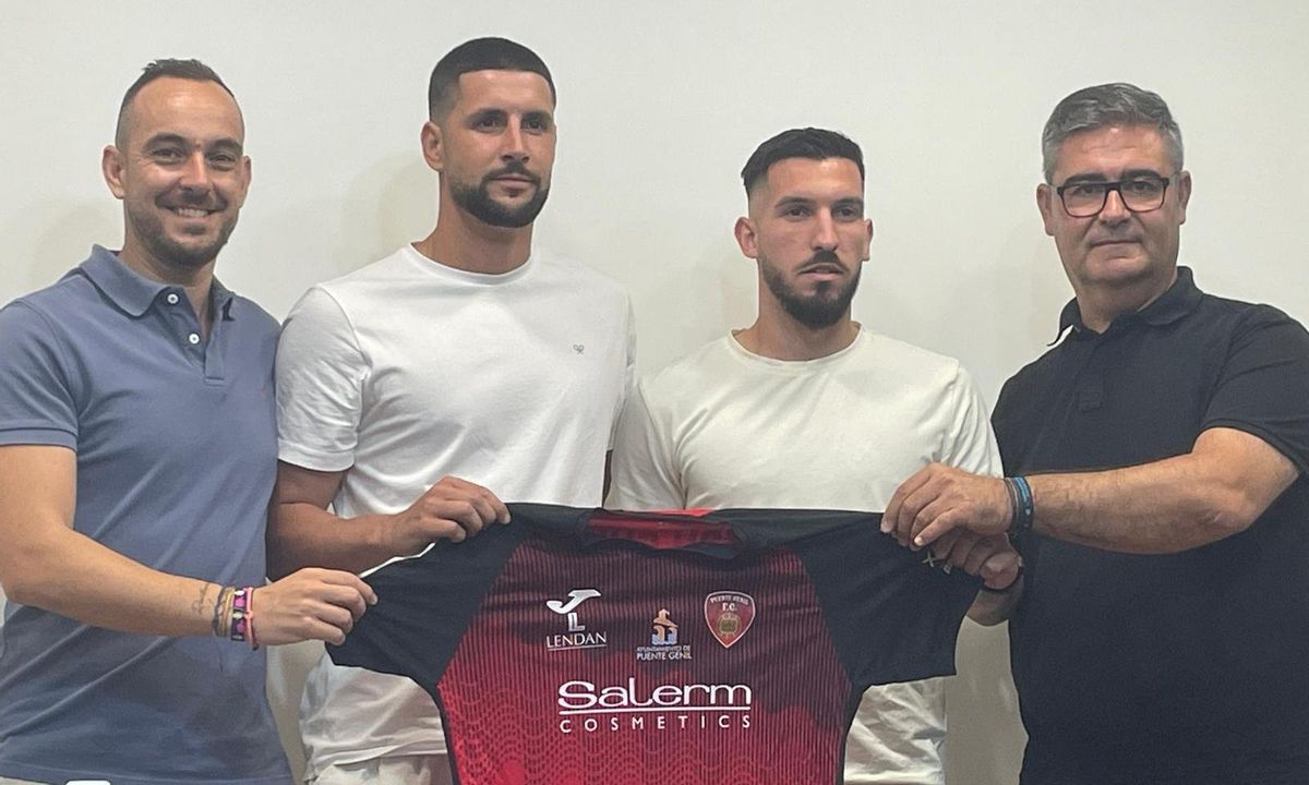 Benito del Valle -segundo izquierda- e Iván Vela -tercero izquierda-, en su presentación como jugadores del Salerm.