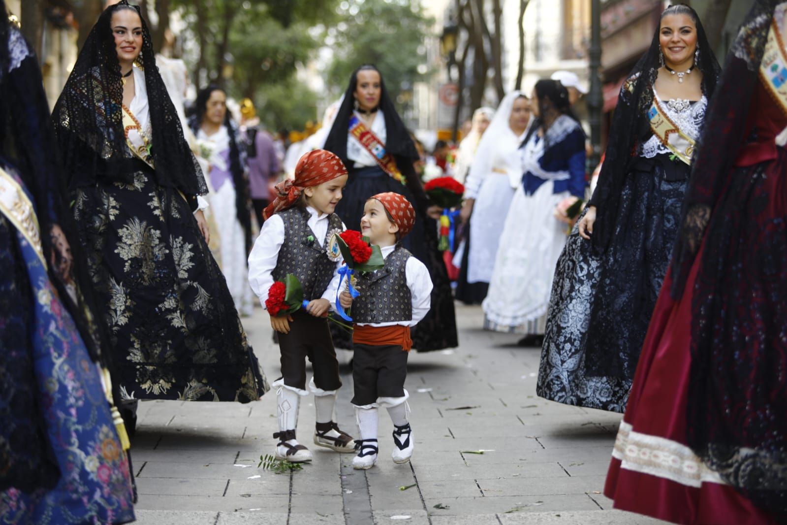 En imágenes | Zaragoza vive su día grande con la Ofrenda de Flores a la Virgen del Pilar