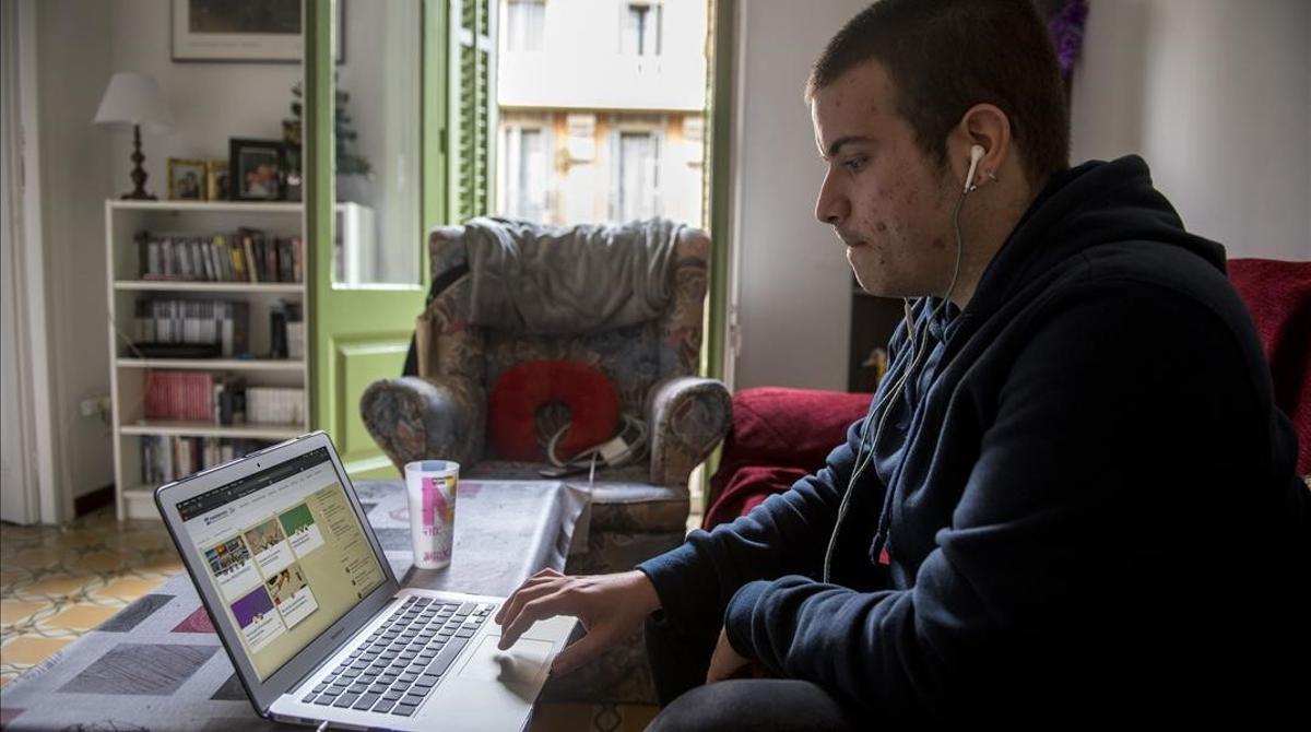 Xavier Cucurella, estudiante de Turismo en la UdG, sigue las clases on line debido desde su casa.