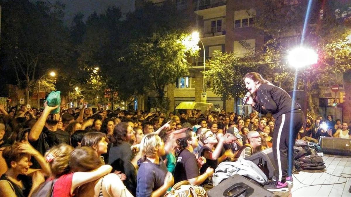 La rapera argentina Sara Hebe durante su actuacion en la Nit Transfeminista del Eixample Esquerra.