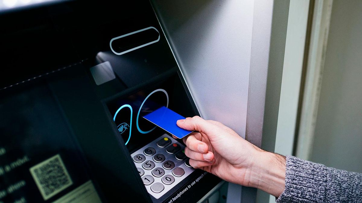 Alerta máxima de la Policía por teclear el número del cajero: adiós al dinero de tus cuentas sin usar la tarjeta