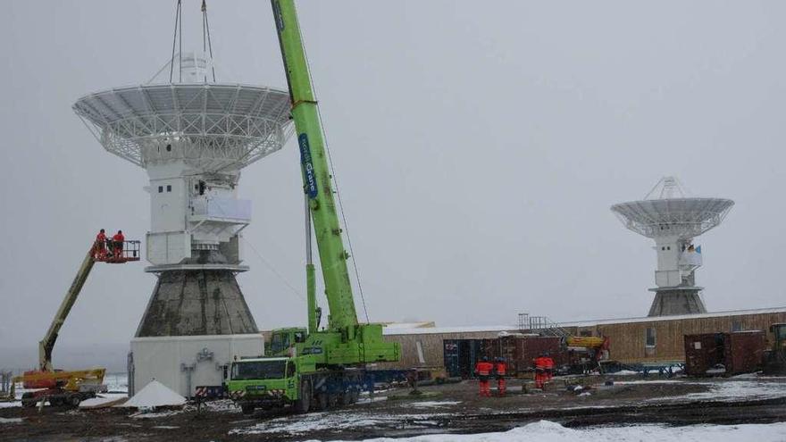 Trabajos de instalación de antenas fabricadas por Asturfeito en el Ártico noruego.