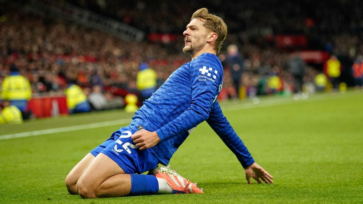 Kiernan Dewsbury-Hall celebra su gol en Old Trafford